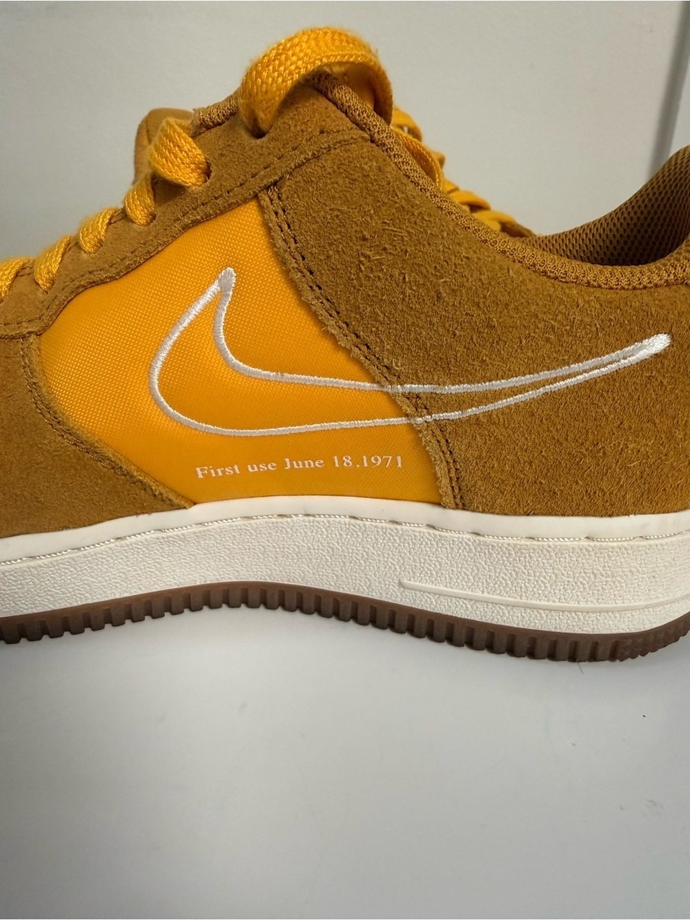Nike Air Force 1'07 SE First Use University Gold Womens 7.5 50th Anniversary - Picture 6 of 12